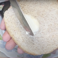 se extiende la mantequilla casera sobre una rebanada de pan