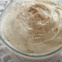 copa servida con cremoso helado de canela con canela espolvoreada por encima