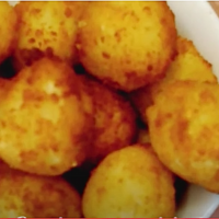 bolitas de patata y queso doradas y crujientes en un tazón
