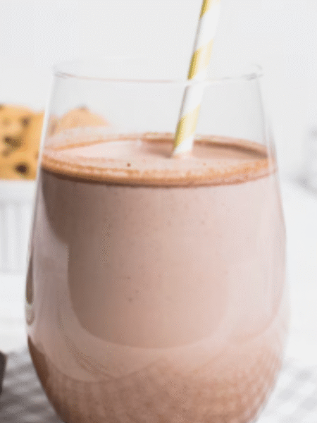 smoothie vertiéndose en vaso de crital