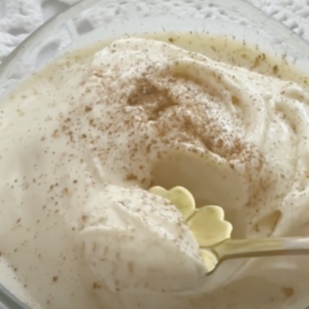 copa servida con cremoso helado de canela con canela espolvoreada por encima
