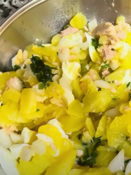 papas aliñás en un bol