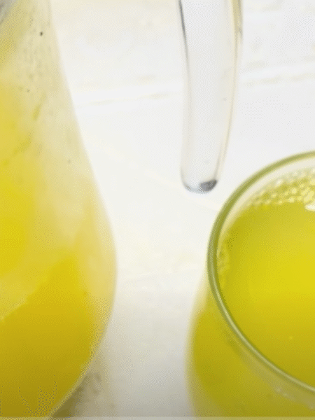 jarra y vaso con refresco de naranja casero