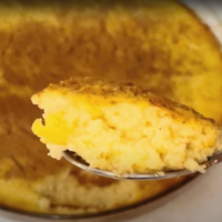 detalle de cucharada del postre servido en fuente redonda y espolvoreado con canela