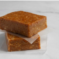 dos trozos de membrillo superpuestos sobre la mesa de la cocina