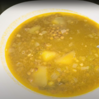 plato lleno de lentejas con calabacin