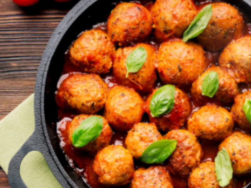 albóndigas en salsa de tomate vistas desde arriba