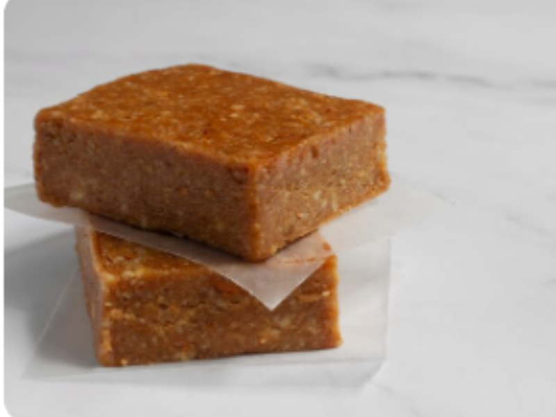 trozos cuadrados de membrillo sobre la mesa