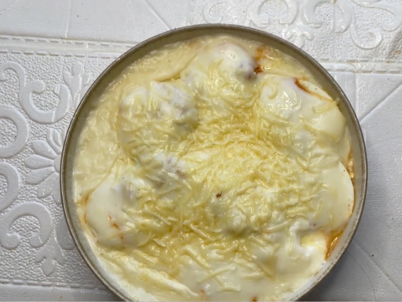 se calienta en el microondas los huevos cocidos con bechamel