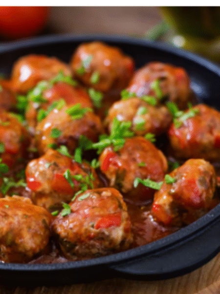 albondigas en salsa de tomate en plato hondo negro