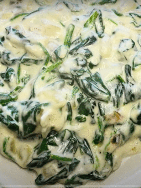 plato lleno de espinacas a la crema humeantes