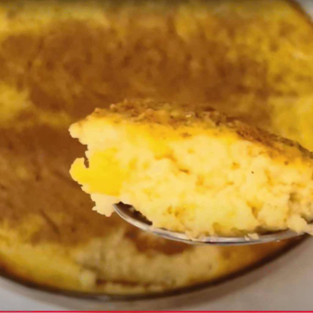 detalle de cucharada del postre servido en fuente redonda y espolvoreado con canela