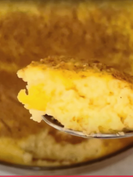 detalle de cucharada del postre servido en fuente redonda y espolvoreado con canela