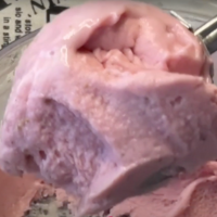 cucharada de helado de fresa casero
