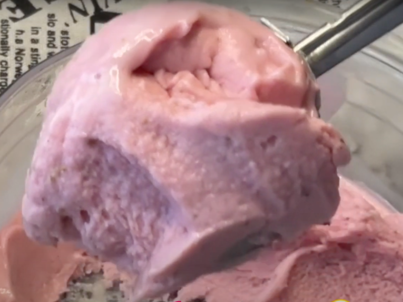 cucharada de helado de fresa
