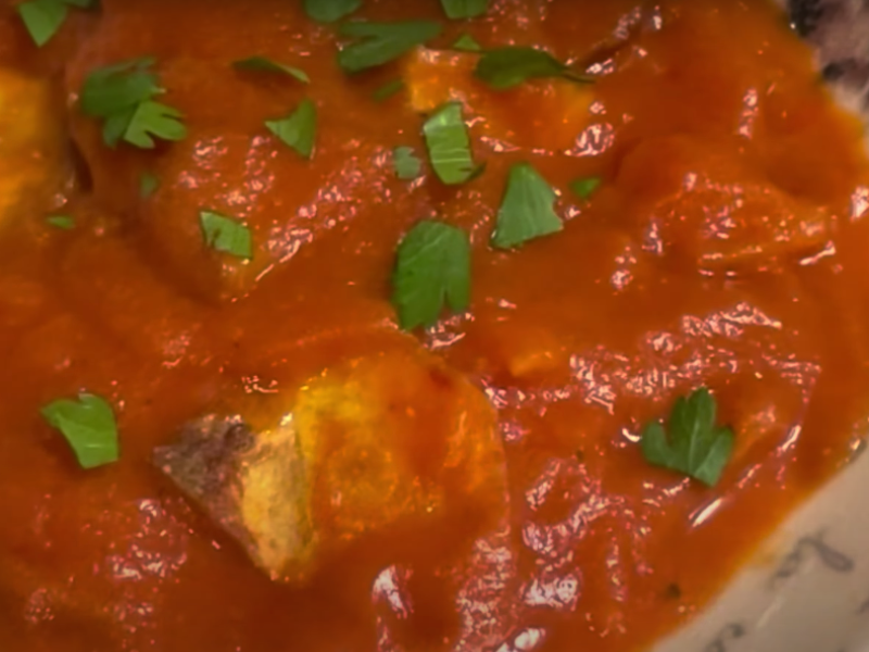 cuenco lleno de calabaza con tomate y patatas