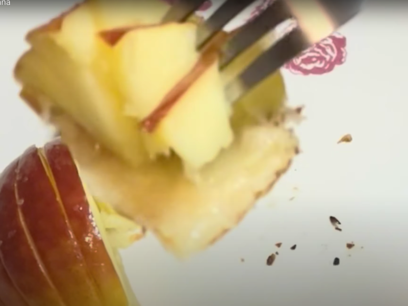 trozo de tartaletas de manzana con tenedor