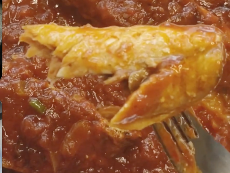 tenedor con trozo de caballa con tomate