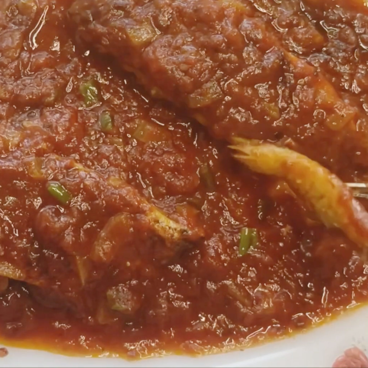 bandeja de caballa con tomate casera con mucha salsa