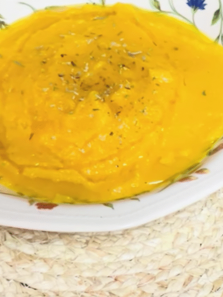 plato hondo con crema de calabaza espesa con hierbas y un chorrito de aceite de oliva