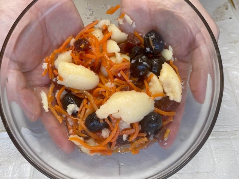 ensalada de patata, zanahoria y remolacha en bol de cristal