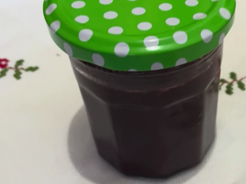 mermelada de ciruela casera en bote de cristal