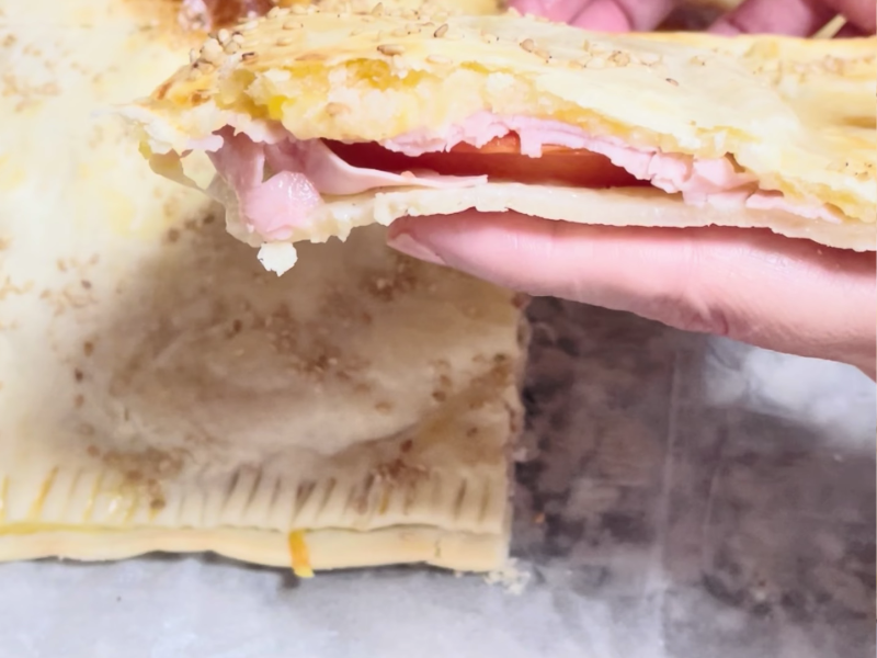 trozo de empanada de jamón york y queso