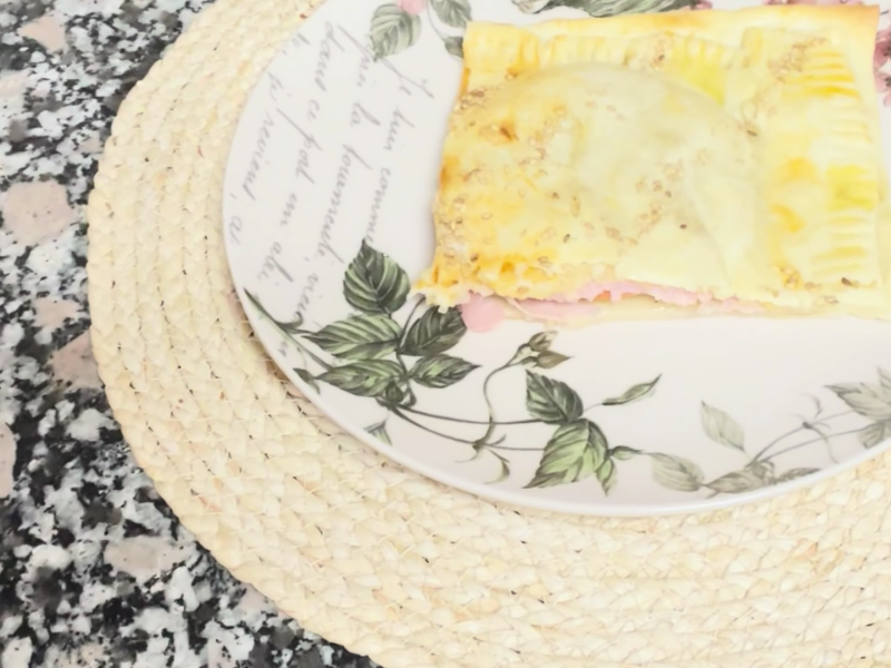 empanada de jamón york y queso en plato