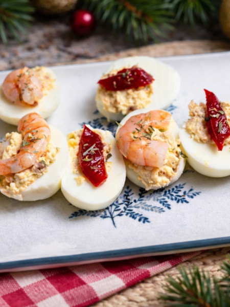 bandeja de huevos rellenos con atún y langostinos en mesa de navidad