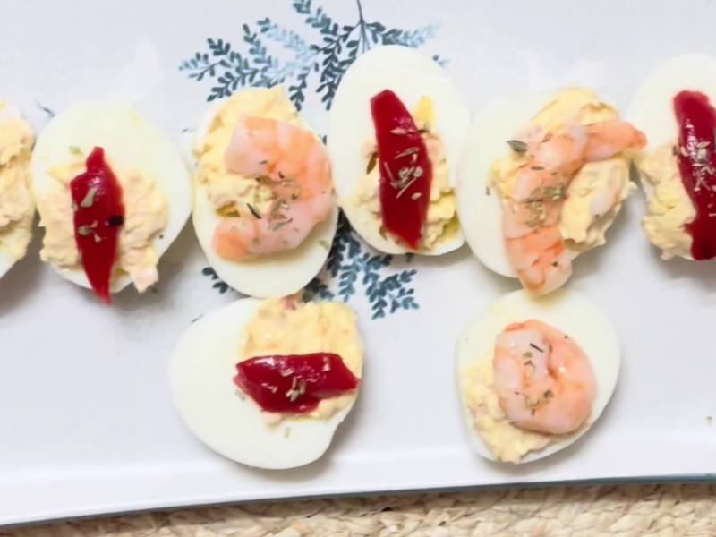 bandeja de huevos rellenos con atún y langostinos