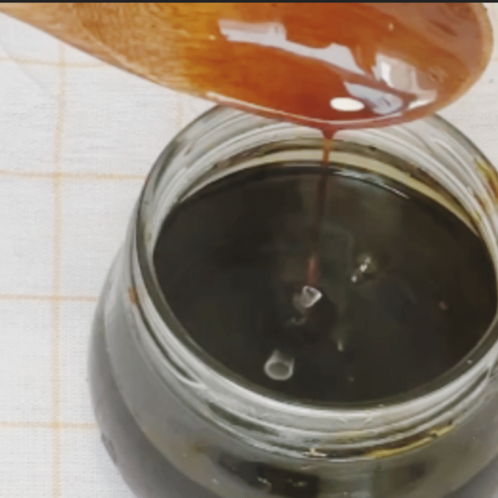 se muestra el caramelo liquido en bote de cristal