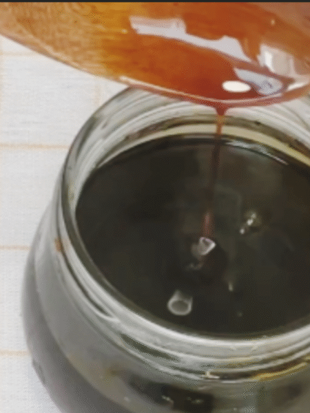 se muestra el caramelo liquido en bote de cristal