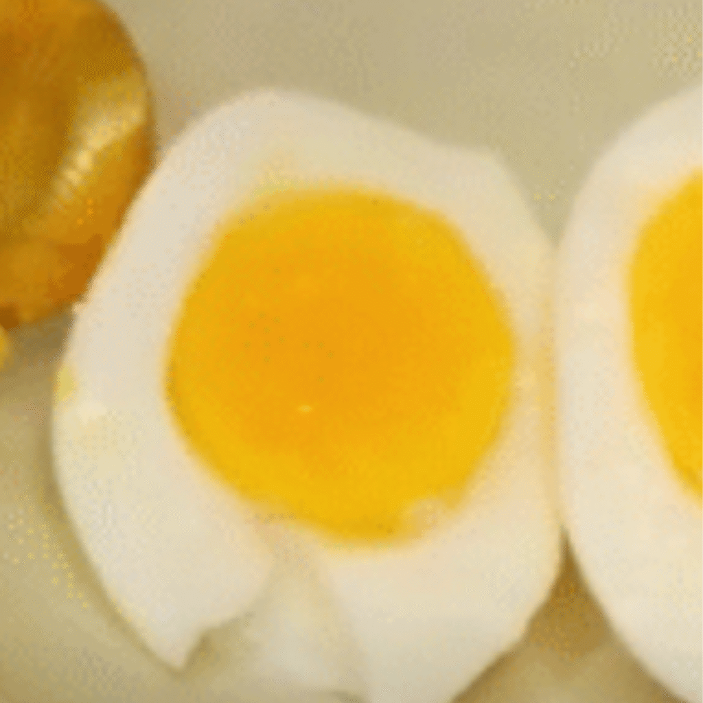 huevo cocido cortado por la mitad