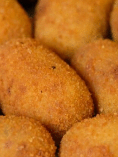 plato lleno de croquetas de jamón en thermomix doradas y deliciosas