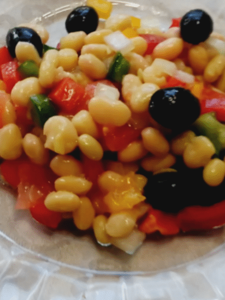 plato de ensalada de alubias blancas visto de cerca