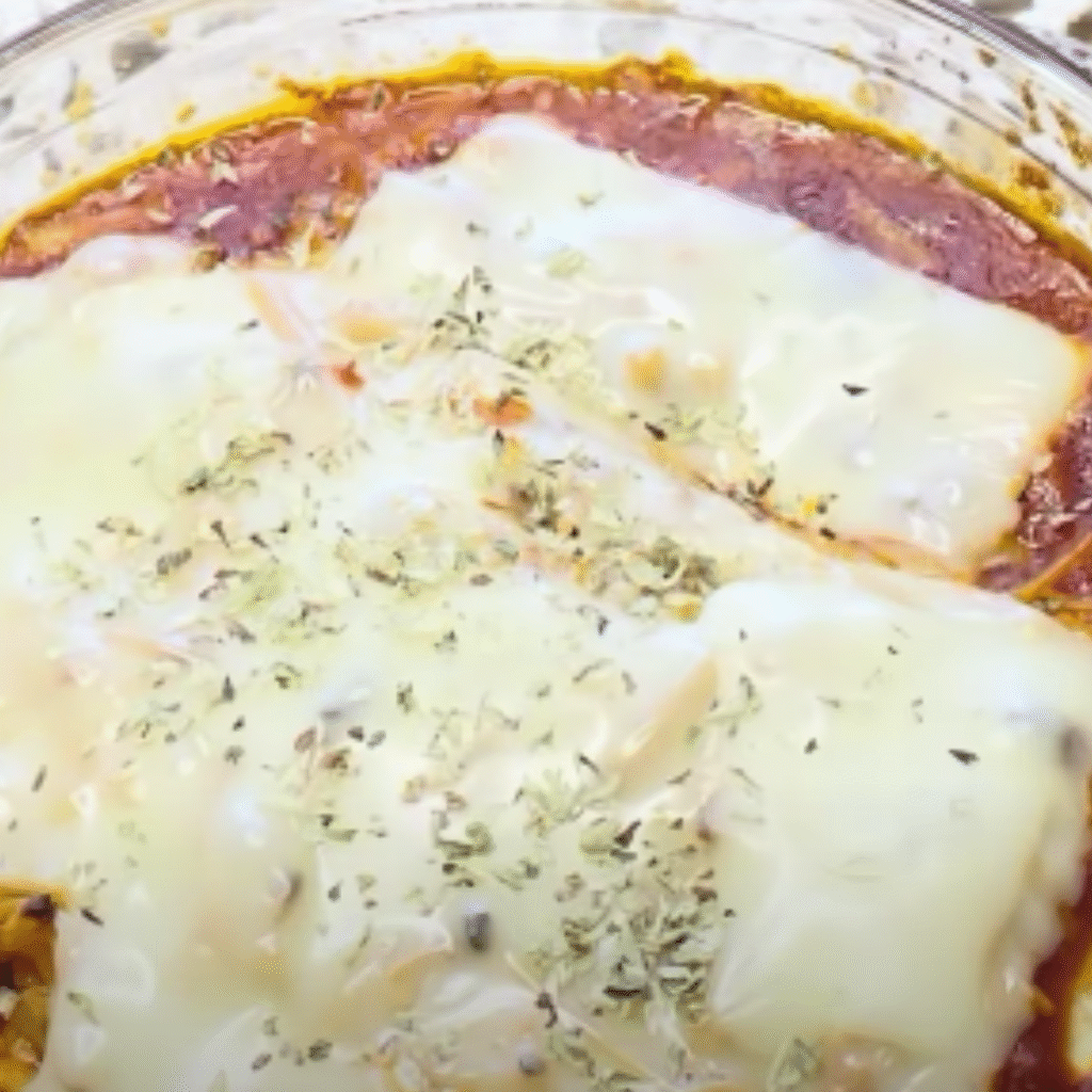 lasaña de calabacin y atun cubierta de queso fundido