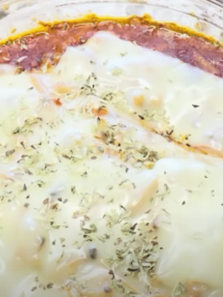 lasaña de calabacin y atun cubierta de queso fundido