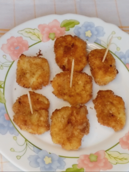 bocaditos de leche frita en un plato