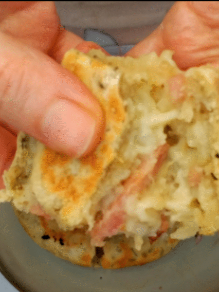 trozo cortado de pan de bacon y queso