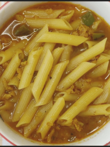 tazón de pasta guisada casera humeante