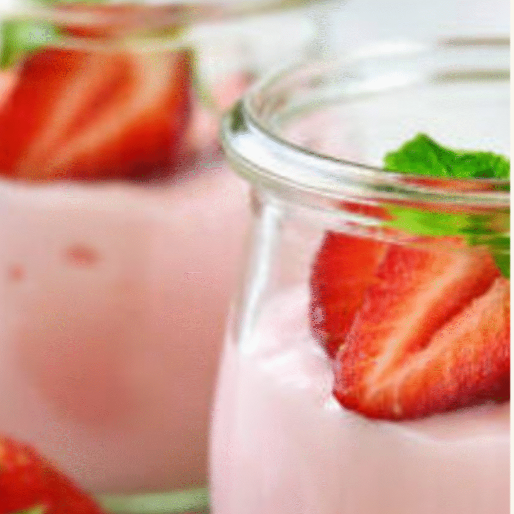 petit de fresa en tarro de cristal adornado con fresas enteras cortadas