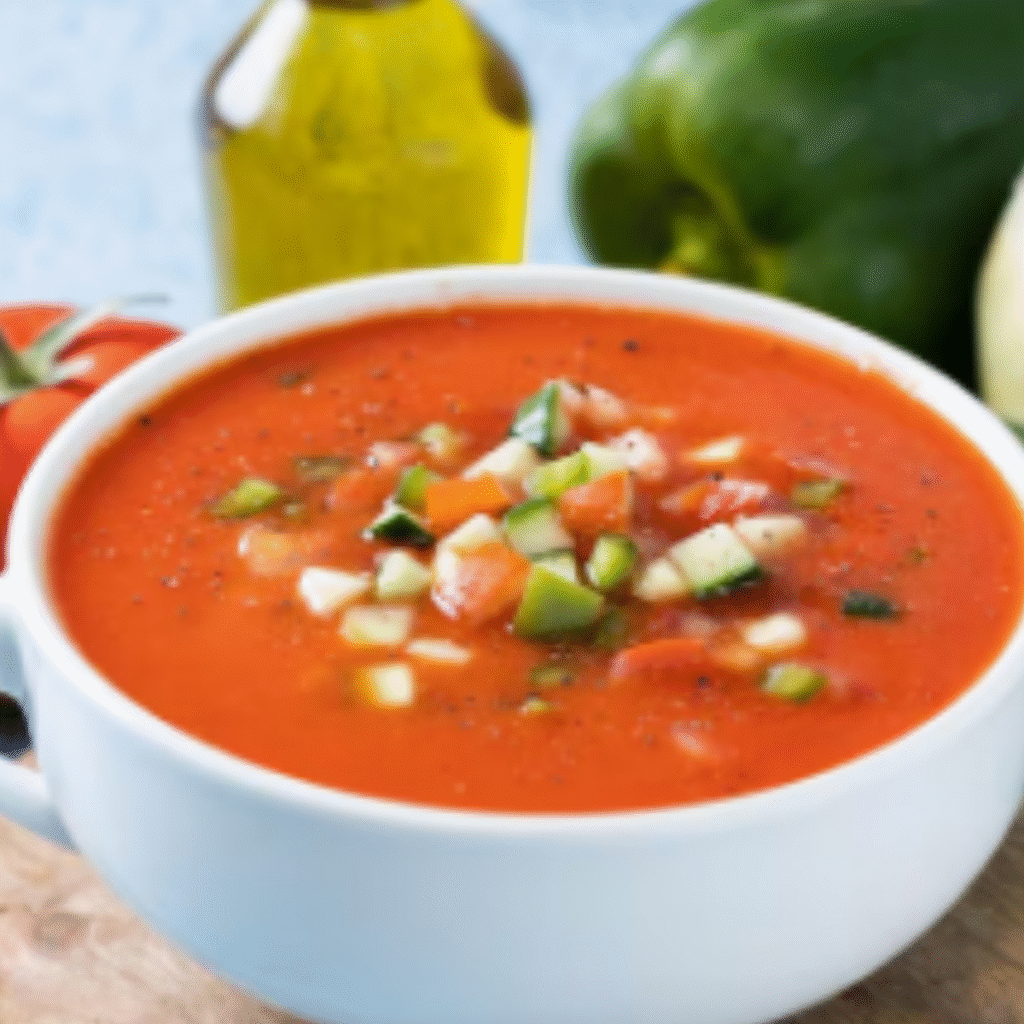 bol de gazpacho con verduras picadas