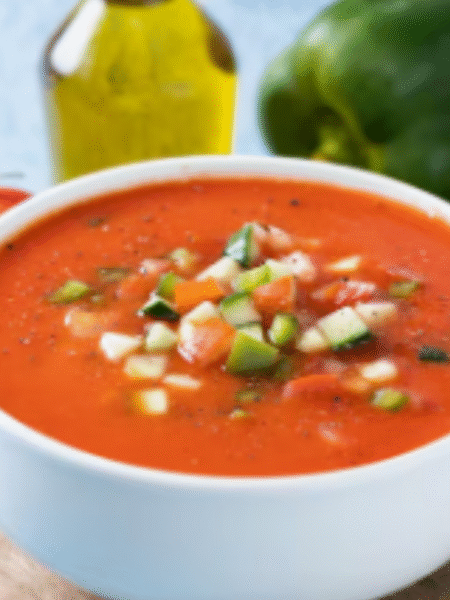 bol de gazpacho con verduras picadas
