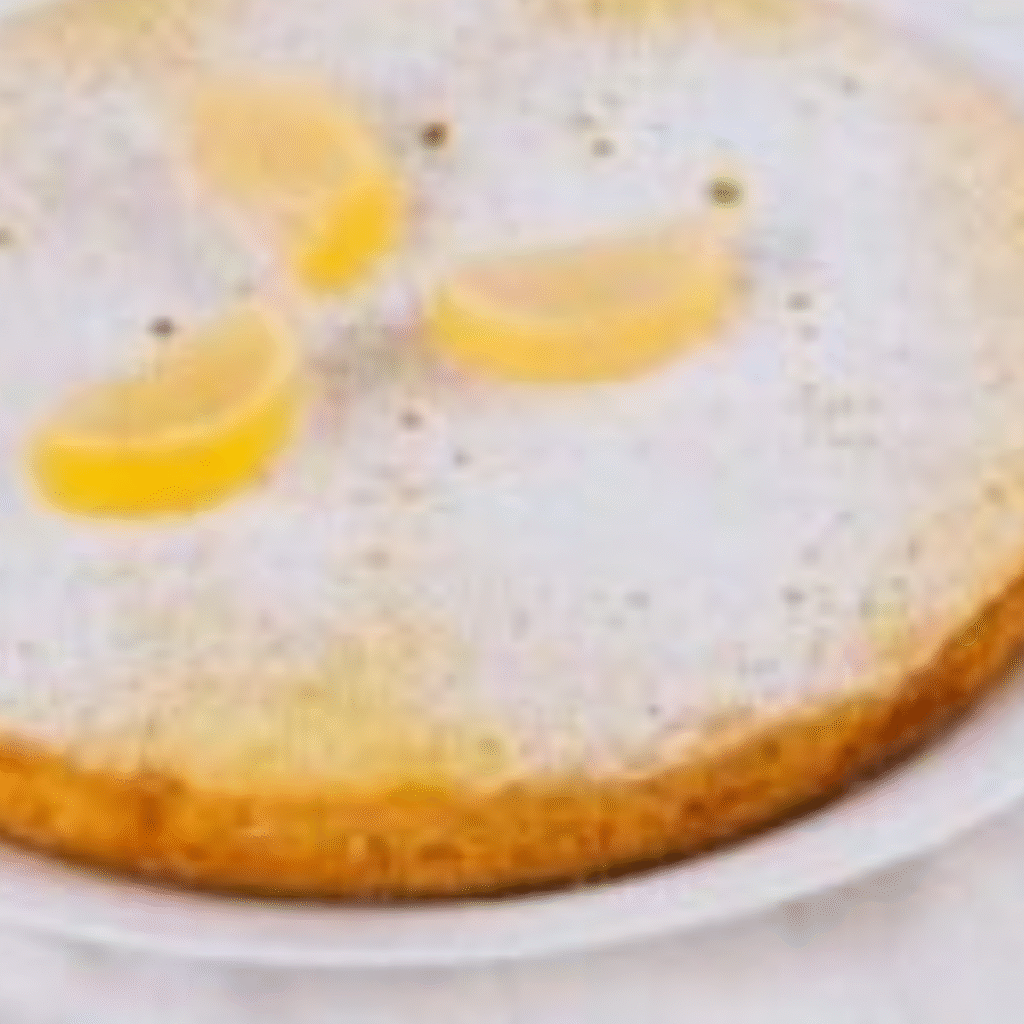 bizcocho de limón cubierto de azúcar y rodajas de limon