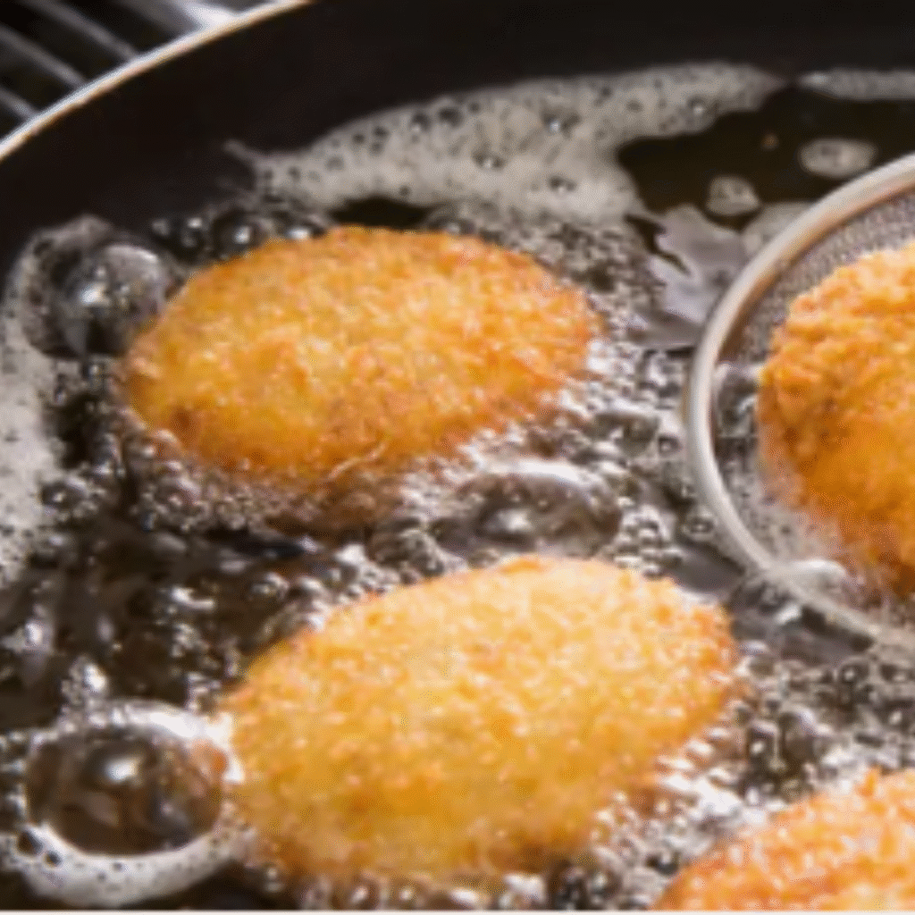croquetas friéndose en abundante aceite