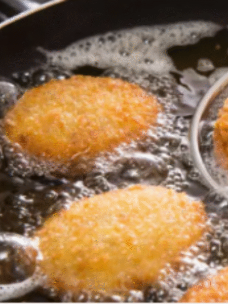 croquetas friéndose en abundante aceite