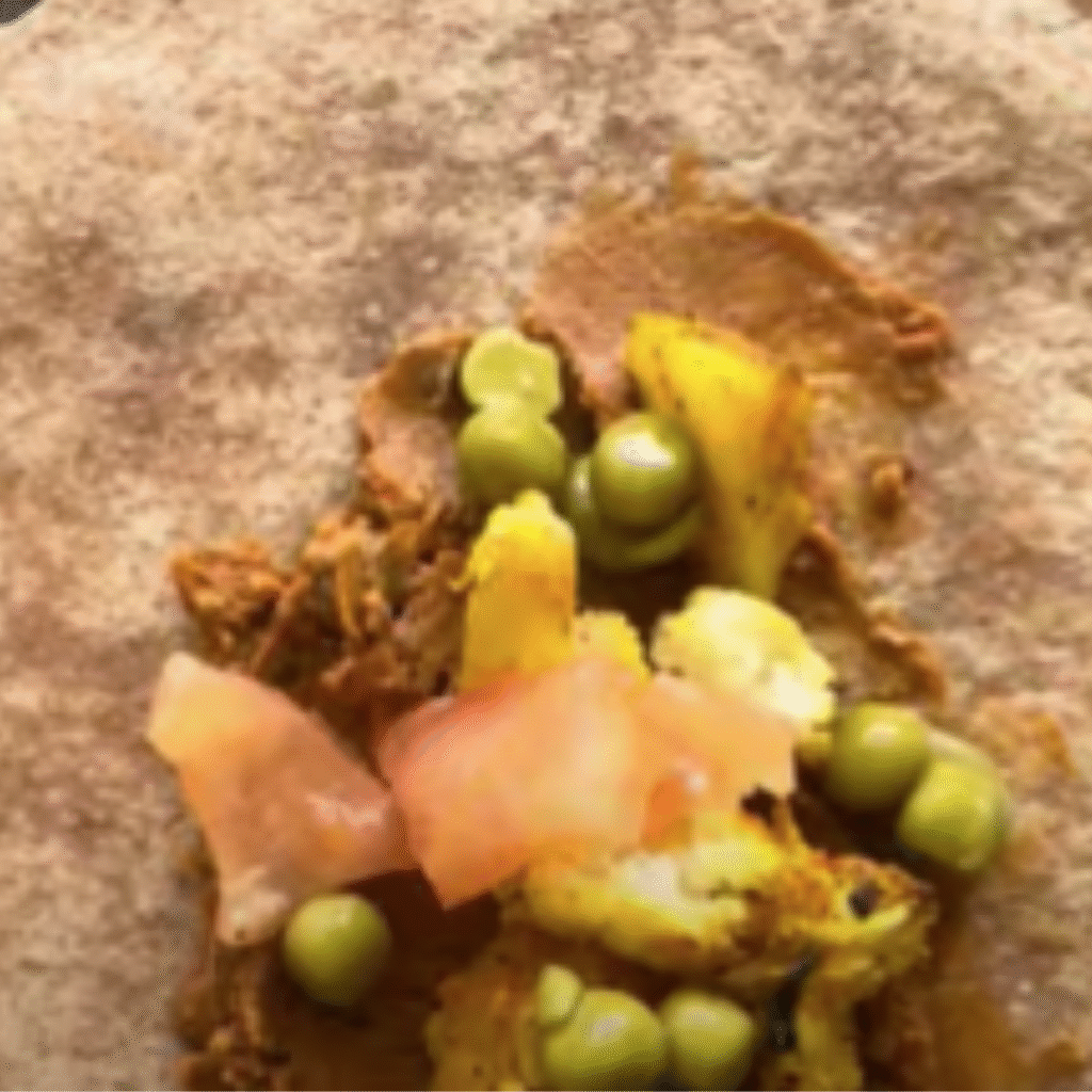 foto de fajita abierta con coliflor, patata, tomate y guisante en el centro