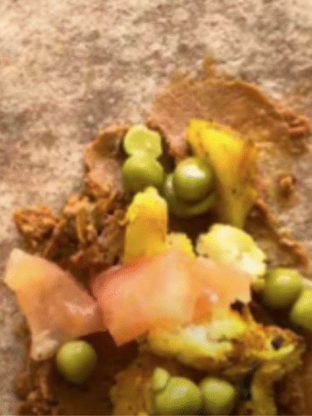 foto de fajita abierta con coliflor, patata, tomate y guisante en el centro