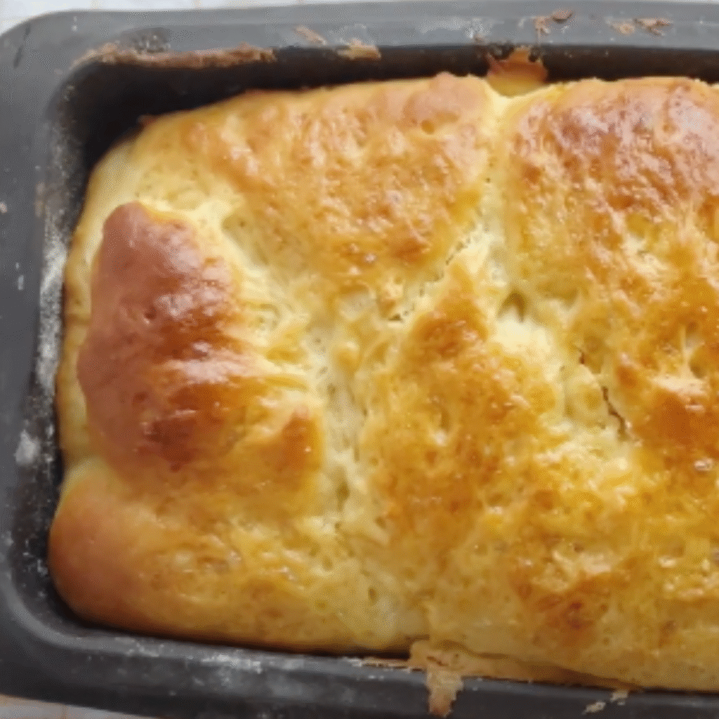 pan de leche dorado rectangular sobre bandeja de porcelana