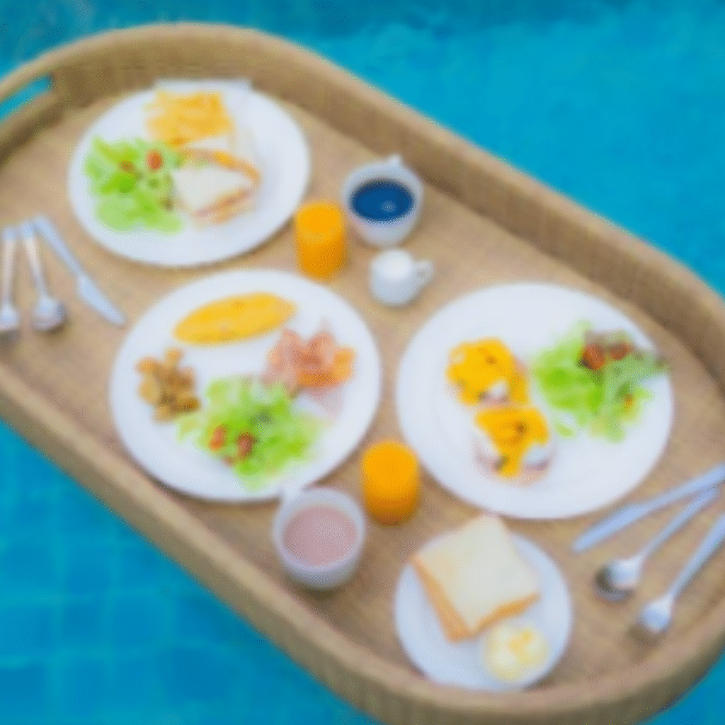 comida sobre una bandeja flotando en la piscina